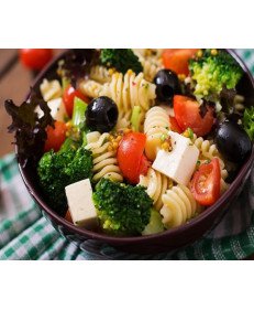 Salada de macarrão com azeitonas pretas Salada de macarrão com azeitonas pretas